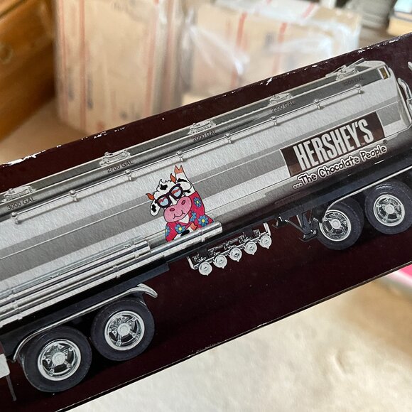 Hershey's Toy Truck Coinbank with Lights and Sounds‎ (in Original Box) - Picture 7 of 16